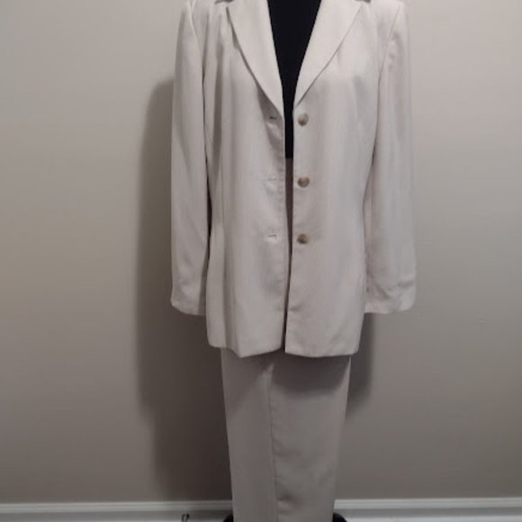 Villager "Liz Claiborne Company," 2pc Cream Color Pant Suit, Size-12, Dry Clean - Picture 2 of 6